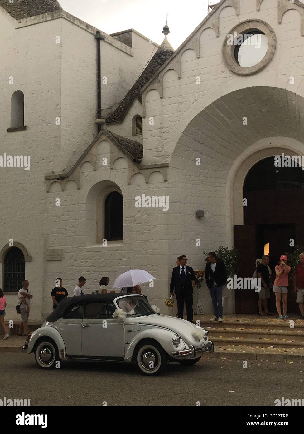 Berühmte weiß getünchte Trulli von Alberobello mit konischen Steindächern, die in engen Gassen unter apulischem Sonnenlicht und historischem Charme angesiedelt sind. Stockfoto