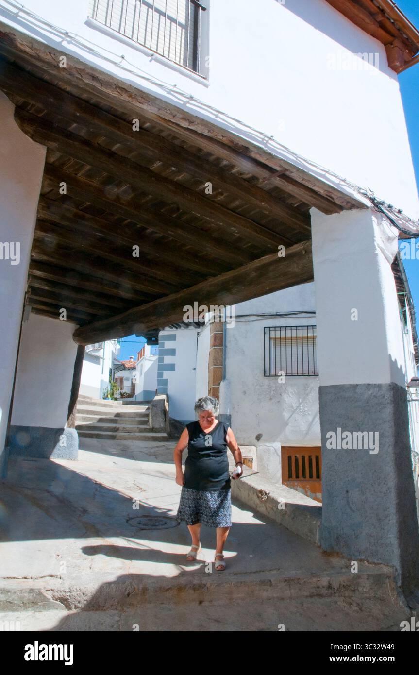 Alte Frau auf der Straße. Hervas, Provinz Cáceres, Extremadura, Spanien. Stockfoto