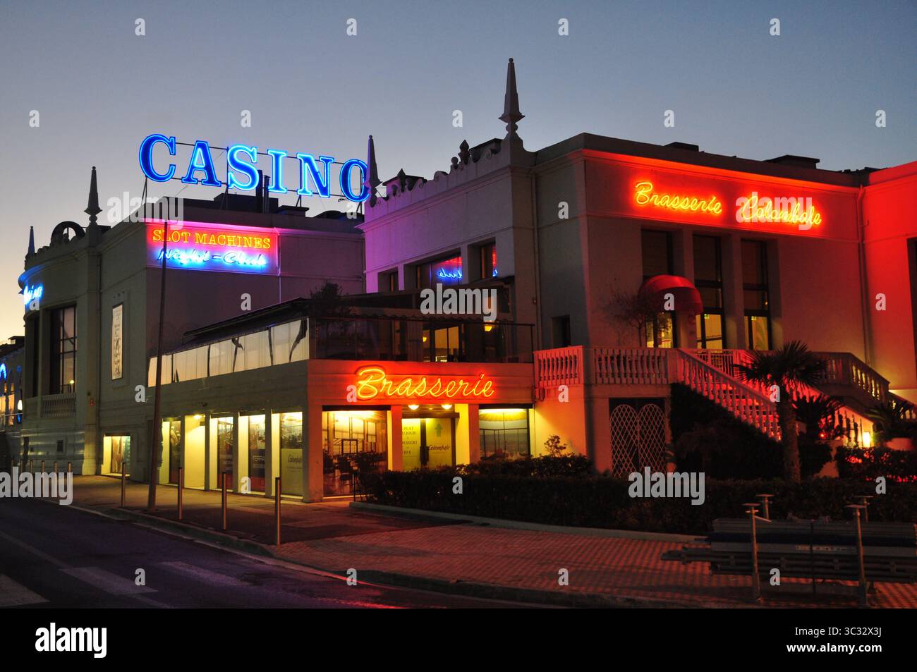 Das Kasino-Spiel von Menton, einer Küstenstadt mit Italien, die für ihre Zitronen und das milde Winterklima bekannt ist Stockfoto
