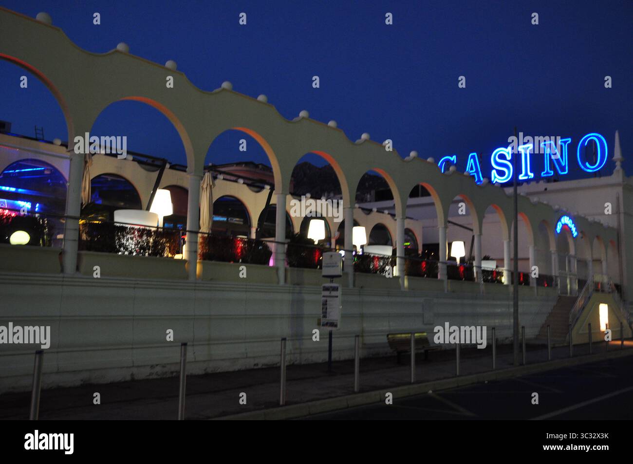 Das Kasino-Spiel von Menton, einer Küstenstadt mit Italien, die für ihre Zitronen und das milde Winterklima bekannt ist Stockfoto