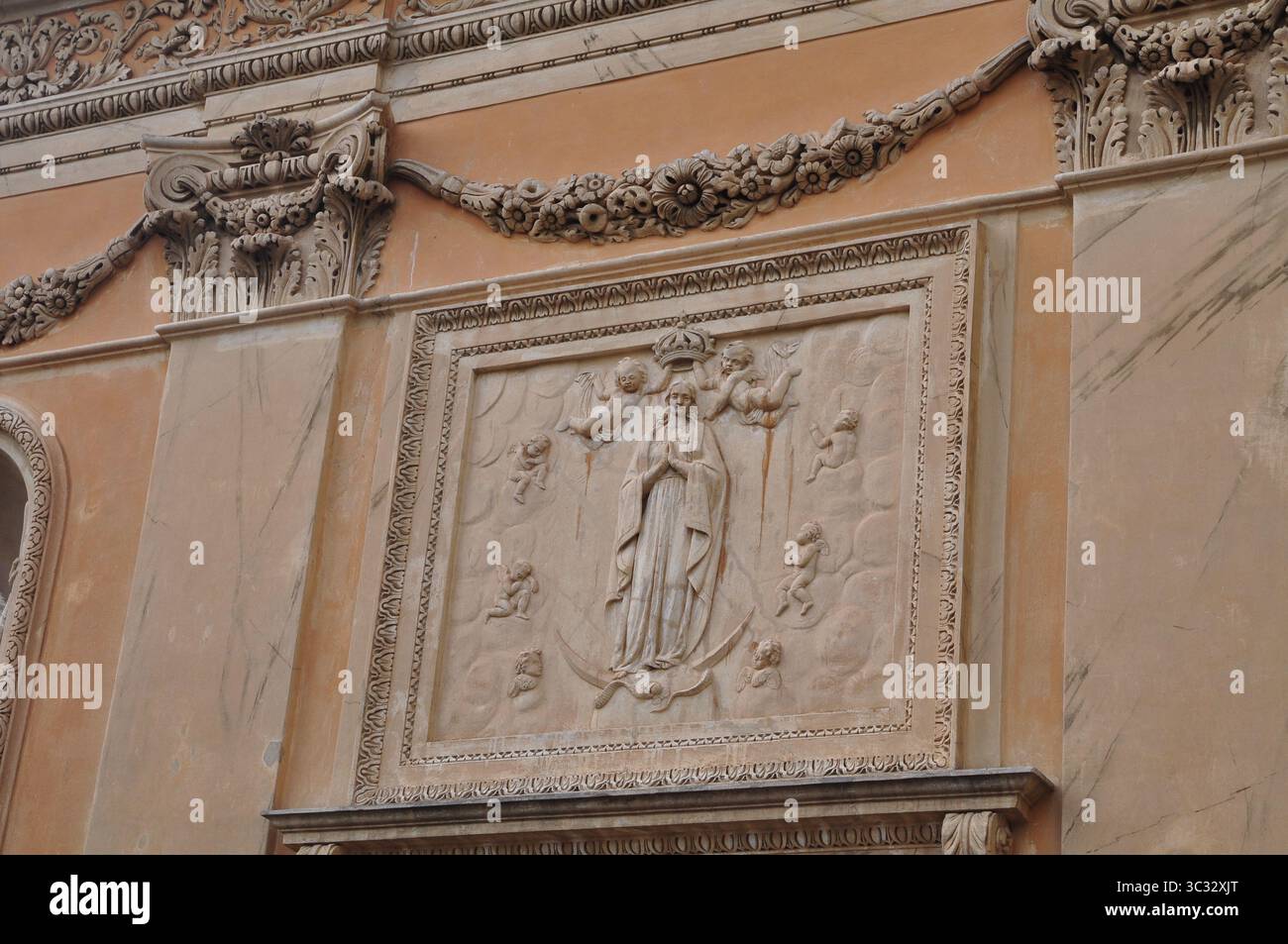Weiße Bußkapelle in Menton, einer Küstenstadt mit Italien, die für ihre Zitronen und das milde Winterklima bekannt ist Stockfoto