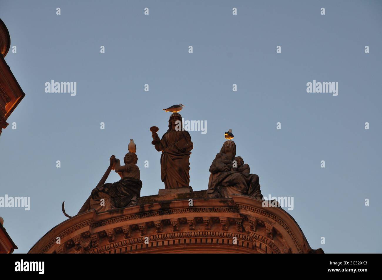 Weiße Bußkapelle in Menton, einer Küstenstadt mit Italien, die für ihre Zitronen und das milde Winterklima bekannt ist Stockfoto