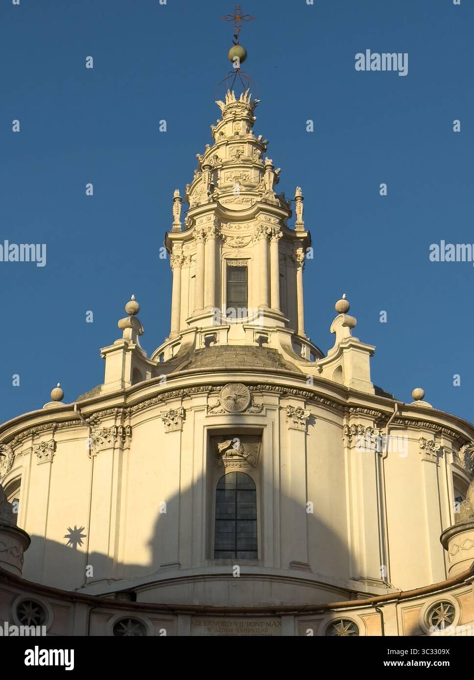 Die berühmte Laterne auf der Spitze der Kirche Sant'Ivo alla Sapienza Stockfoto