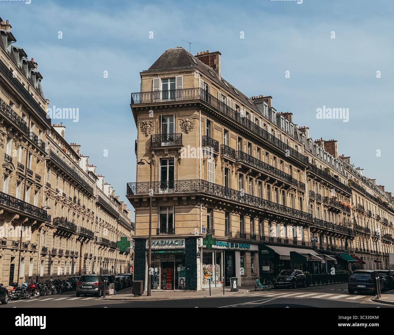 Traditionelle Gebäude auf der Straße in Paris, Frankreich. Stockfoto