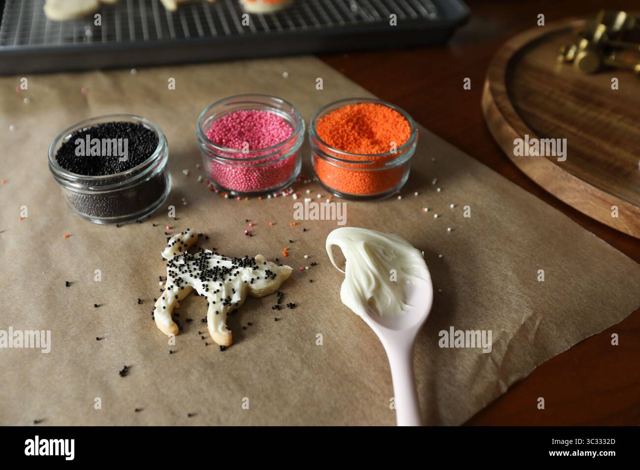 Katzenform mit Zuckerguss und schwarzen, nicht pareilen Streuseln Stockfoto