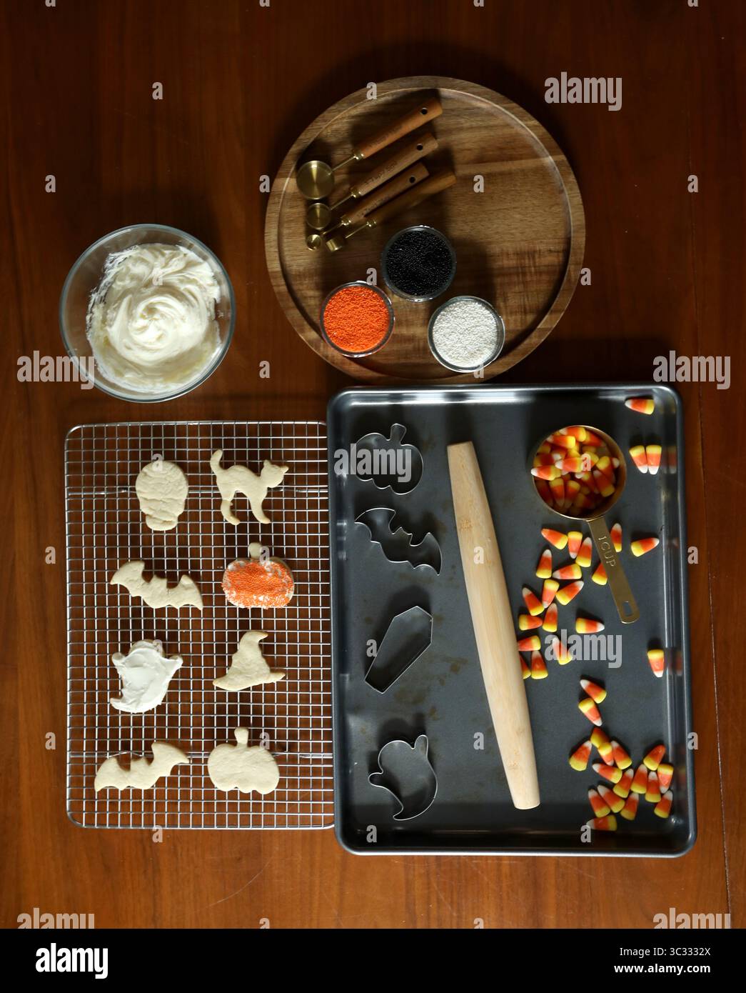 Über dem Kopf von Halloween-Keksform und Zuckermais Stockfoto