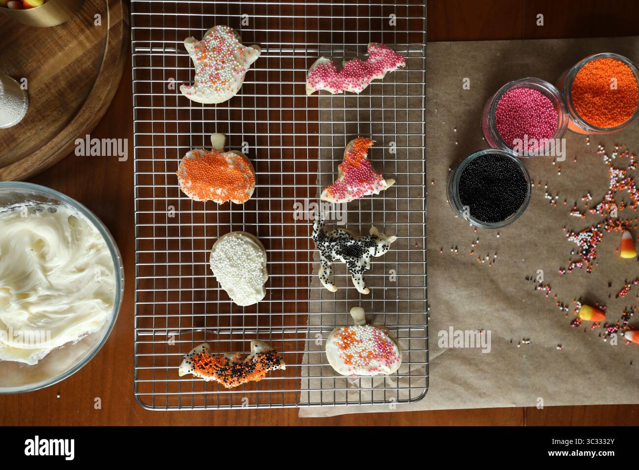 Dekoriere Halloween Kekse mit Zuckerguss und Sprenkeln Stockfoto