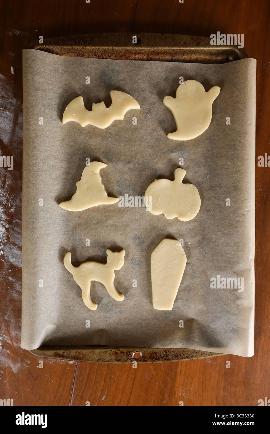 Frisch geschnittene Zuckerkekse in halloween-Formen Stockfoto