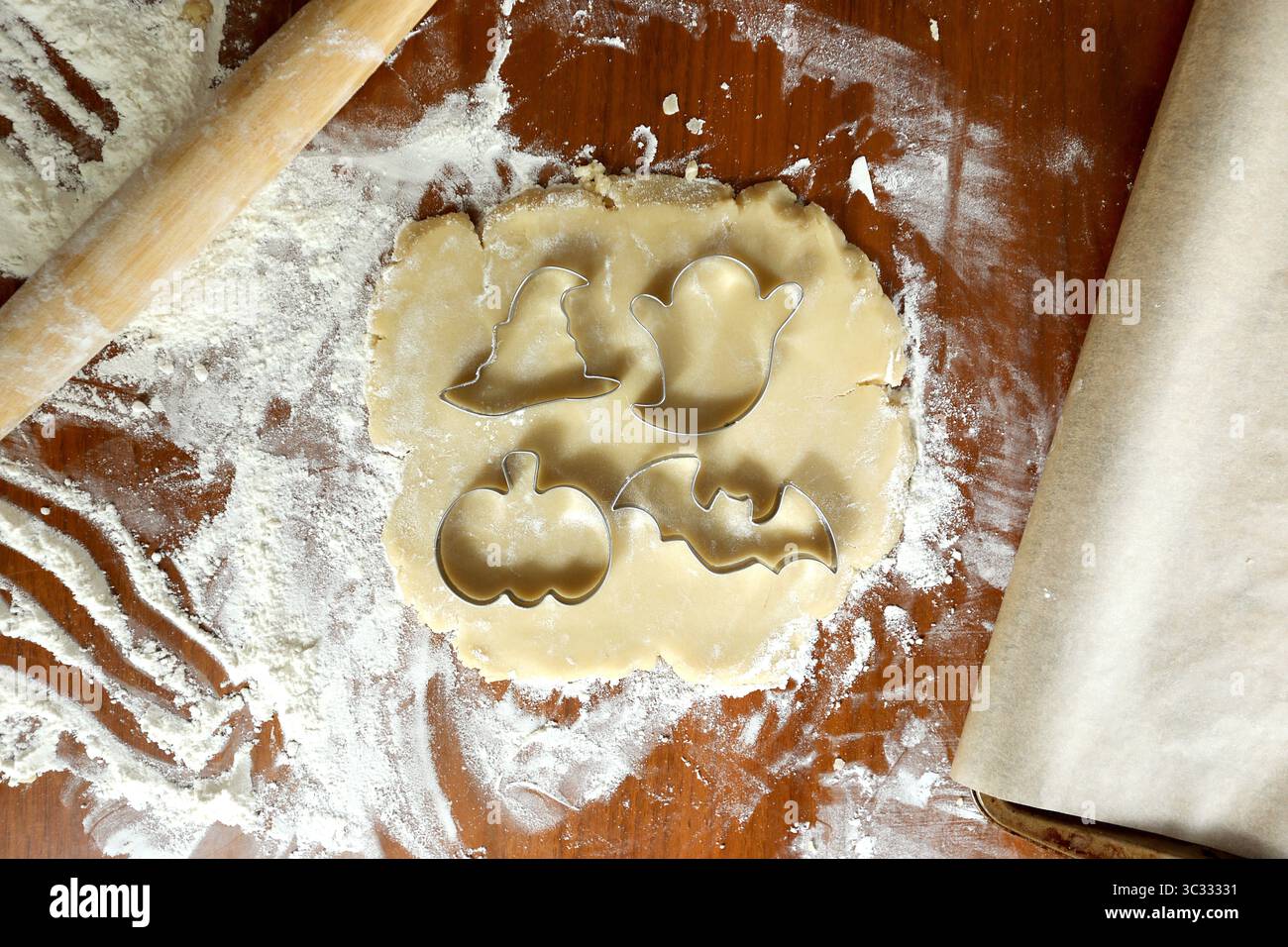 Halloween-Ausstecher auf frisch gerolltem Zuckerteig Stockfoto