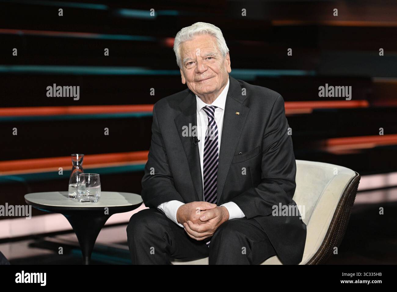 Joachim Gauck Ex-Bundespräsident 07/25 ihr Joachim Gauck am 24. Juli 2025 in Markus Lanz , ZDF Aufzeichnung vom 17. Juli Deutschland deutsch deutscher Mann Politik Politiker Theologe ehemaliger Bundesbeauftragter Stasi-Unterlagen Behörde Behördenleiter Pfarrer deutscher Bundespräsident quer halb sitzend lächelnd *** Joachim Gauck Ex Bundespräsident 07 25 Ihr Joachim Gauck am 24. Juli 2025 in Markus Lanz , ZDF Aufzeichnung vom 17. Juli Deutschland deutscher Mann Politik Politiker Theologe ehemaliger Bundespräsident Stasi dokumentiert Autoritätspfleger Stockfoto