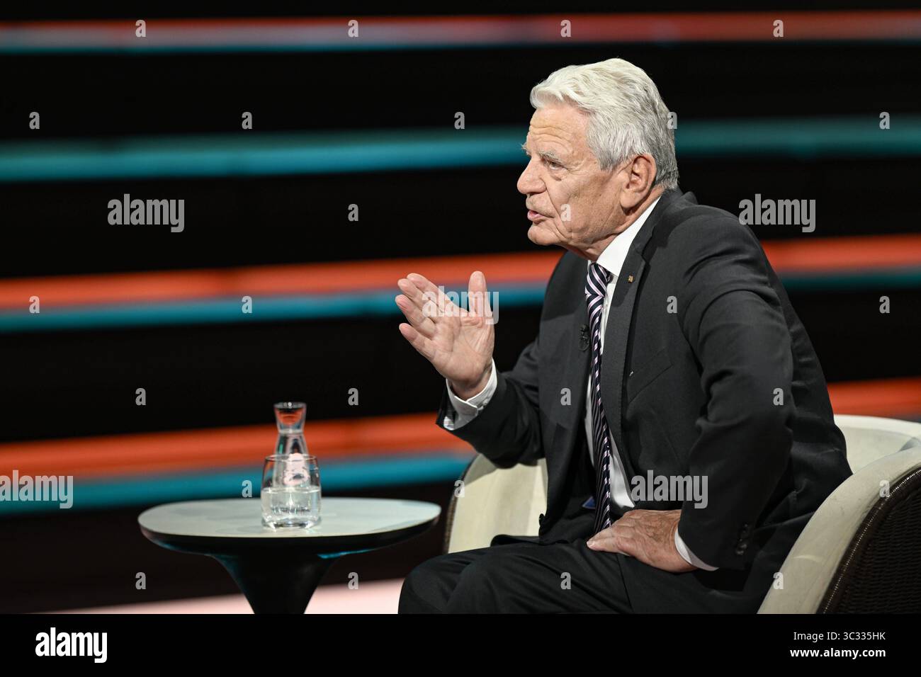 Joachim Gauck Ex-Bundespräsident 07/25 ihr Joachim Gauck am 24. Juli 2025 in Markus Lanz , ZDF Aufzeichnung vom 17. Juli Deutschland deutsch deutscher Mann Politik Politiker Theologe ehemaliger Bundesbeauftragter Stasi-Unterlagen Behörde Behördenleiter Pfarrer deutscher Bundespräsident quer Profil halb sitzend sprechend gestikuliert *** Joachim Gauck Ex Bundespräsident 07 25 Ihr Joachim Gauck am 24. Juli 2025 in Markus Lanz , ZDF Aufzeichnung vom 17. Juli Deutschland deutscher Mann Politikpolitiker Theologe ehemaliger Bundespräsident Stasi dokumentiert Autorität h Stockfoto
