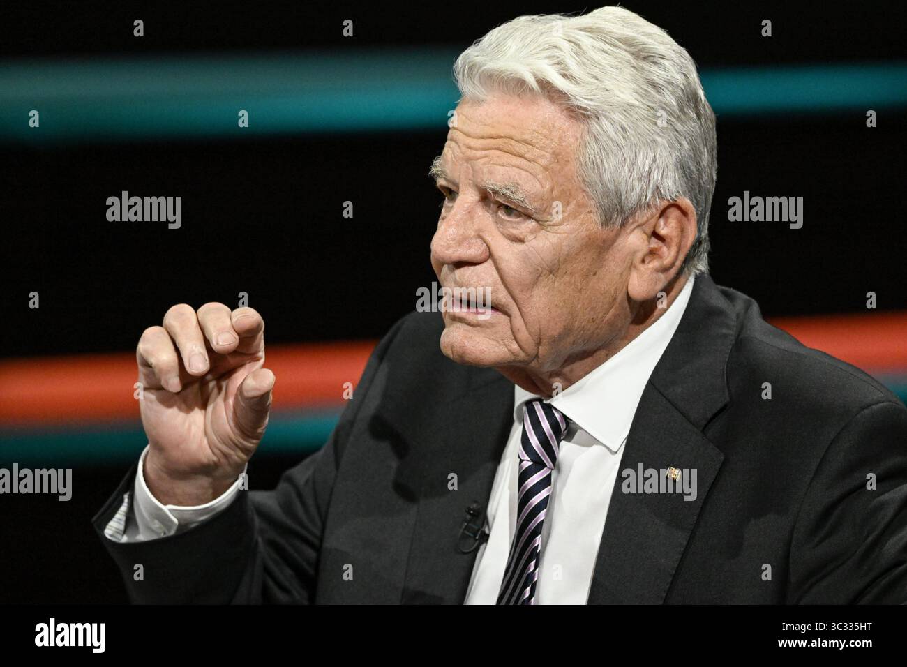 Joachim Gauck Ex-Bundespräsident 07/25 ihr Joachim Gauck am 24. Juli 2025 in Markus Lanz , ZDF Aufzeichnung vom 17. Juli Deutschland deutsch deutscher Mann Politik Politiker Theologe ehemaliger Bundesbeauftragter Stasi-Unterlagen Behörde Behördenleiter Pastor Pfarrer deutscher Bundespräsident quer halb Porträt sprechend gestikuliert *** Joachim Gauck Ex Bundespräsident 07 25 Ihr Joachim Gauck am 24. Juli 2025 in Markus Lanz , ZDF Aufzeichnung vom 17. Juli Deutschland deutscher Mann Politikpolitiker Theologe ehemaliger Bundespräsident Stasi dokumentiert Autoritätsleiter der Stasi Stockfoto