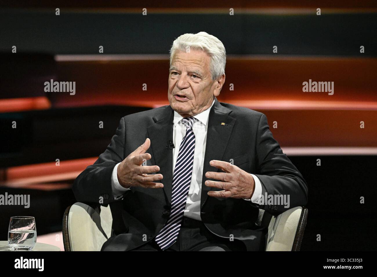 Joachim Gauck Ex-Bundespräsident 07/25 ihr Joachim Gauck am 24. Juli 2025 in Markus Lanz , ZDF Aufzeichnung vom 17. Juli Deutschland deutsch deutscher Mann Politik Politiker Theologe ehemaliger Bundesbeauftragter Stasi-Unterlagen Behörde Behördenleiter Pastor Pfarrer deutscher Bundespräsident quer halb sitzend sprechend gestikuliert *** Joachim Gauck Ex Bundespräsident 07 25 Ihr Joachim Gauck am 24. Juli 2025 in Markus Lanz , ZDF Aufzeichnung vom 17. Juli Deutschland deutscher Mann Politikpolitiker Theologe ehemaliger Bundespräsident Stasi dokumentiert Autoritätschef der Stasi Stockfoto