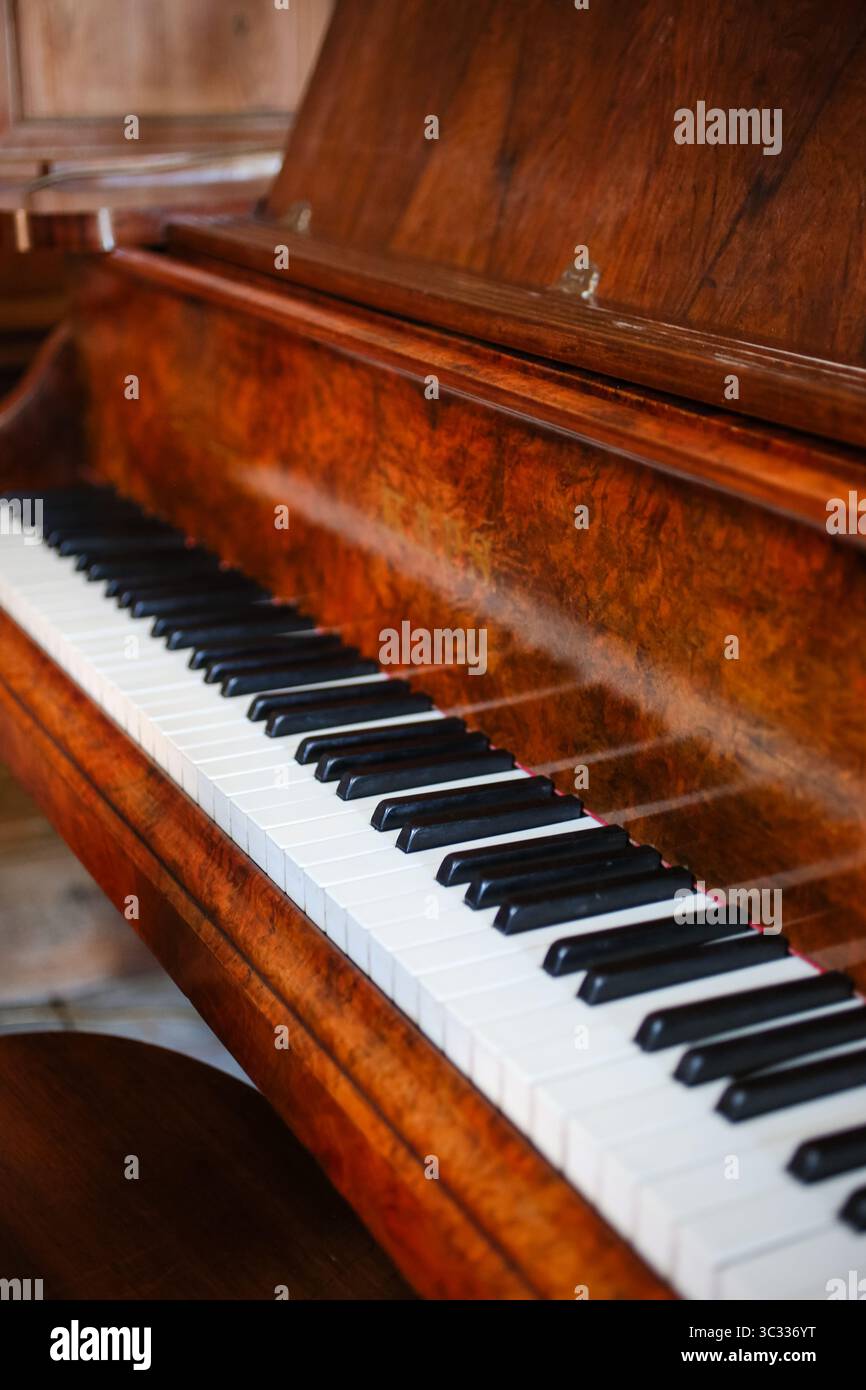 Nahaufnahme der Vintage Piano Keys aus Holz Stockfoto