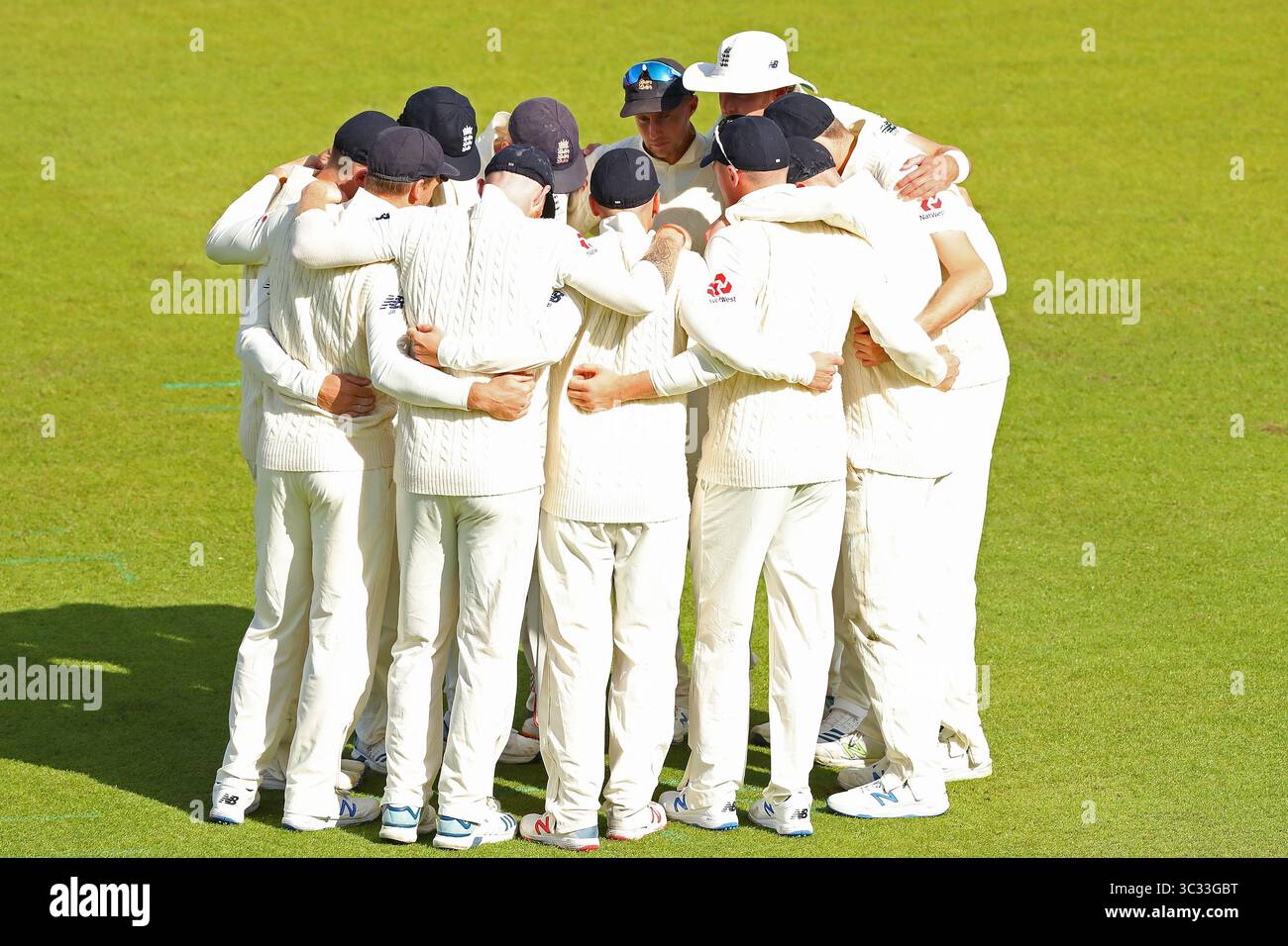 MANCHESTER, ENGLAND. 5. SEPTEMBER 2019: Das englische Team versammelt sich am zweiten Tag des 4. Specsavers Ashes Test Matches auf dem Old Trafford Cricket Ground, Manchester, England. (Credit Image: &Copy; ESPA Photo Agency/CSM via ZUMA Wire) Stockfoto