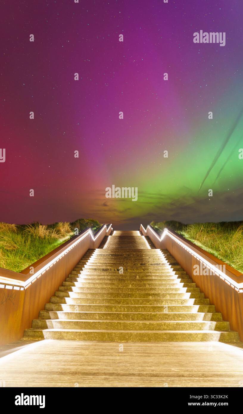 Nordlichter über Petten, Niederlande – seltene Aurora Borealis-Ausstellung über der niederländischen Küste Stockfoto