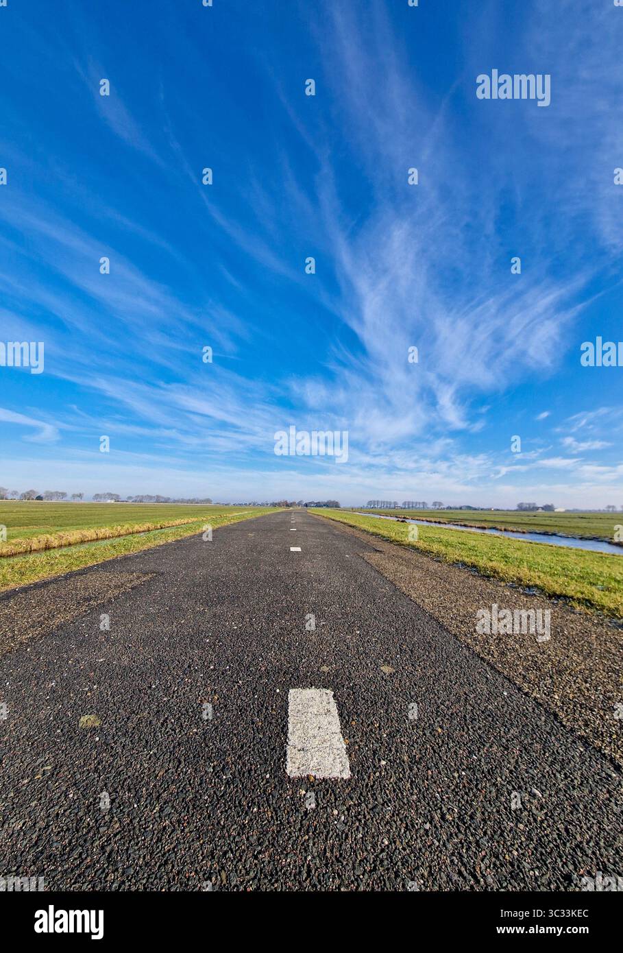 Schöner Tag in Purmerend, Niederlande – malerische Stadt in der Nähe von Amsterdam mit niederländischem Charme und klarem blauem Himmel Stockfoto