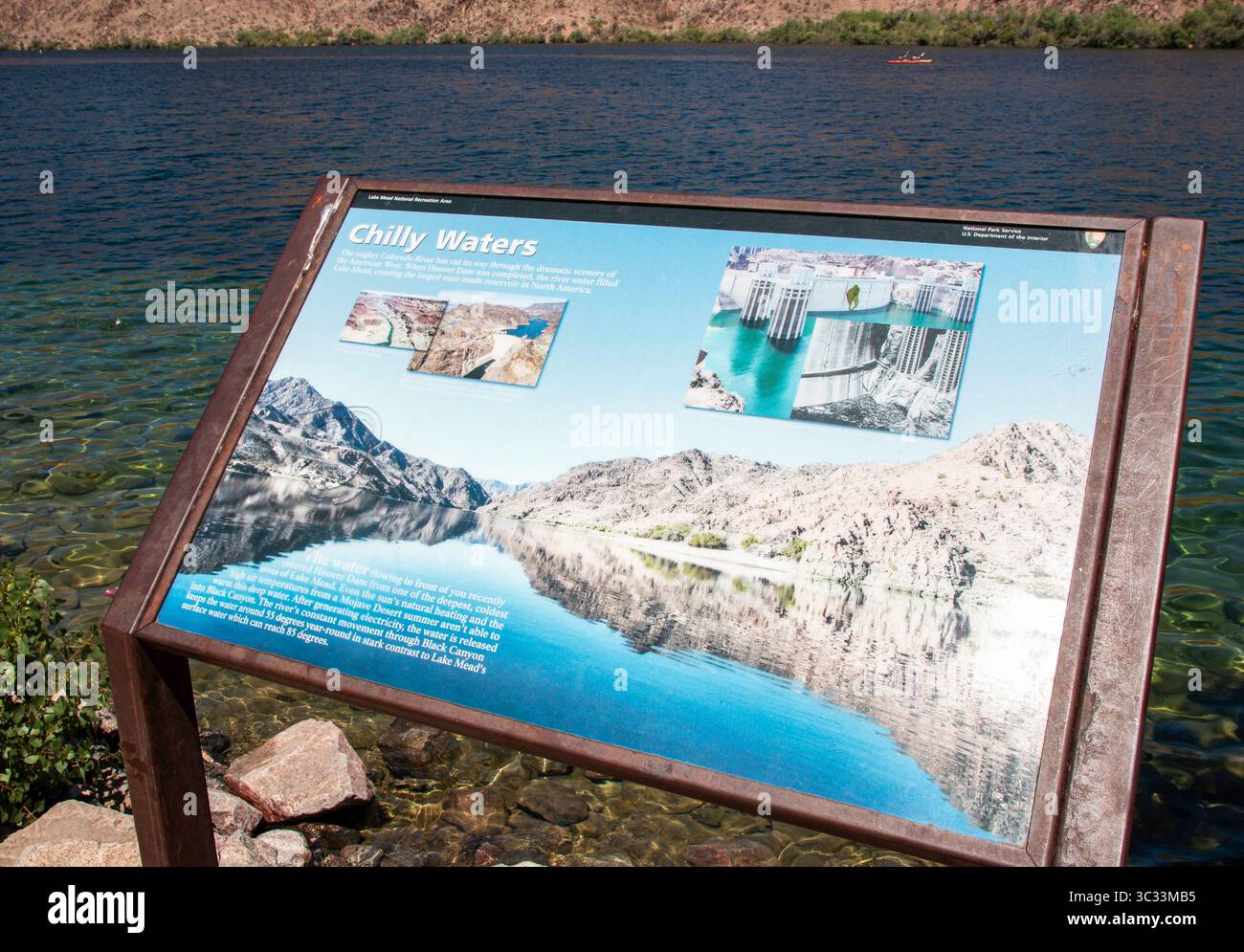 Willow Beach, Arizona, USA - 8. Juni 2025: Schild zeigt Informationen über das kühle Wasser des Colorado River, umgeben von Bergen. Stockfoto