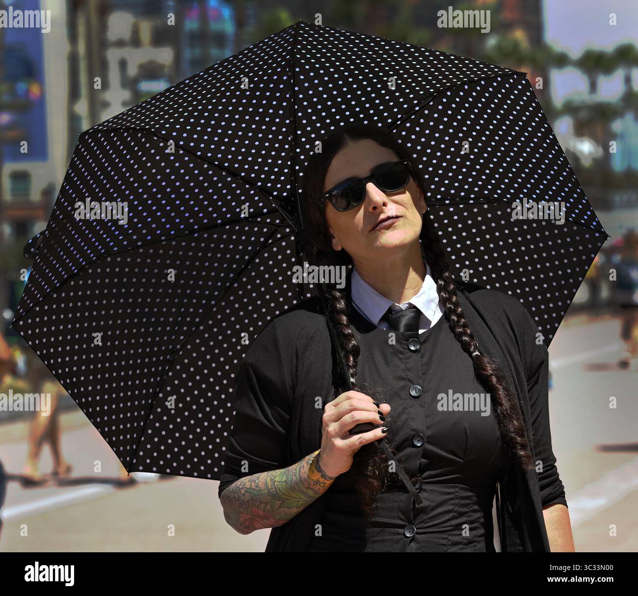 San Diego, Usa. Juli 2025. Am Donnerstag, den 24. Juli 2025, nimmt ein Fan Cosplay am Mittwoch der Addams Family am 1. Tag der Comic-Con im San Diego Convention Center in San Diego, Kalifornien, Teil. Die beliebte Konferenz findet vom 24. Bis 27. Juli statt. Foto: Chris Chew/UPI Credit: UPI/Alamy Live News Stockfoto