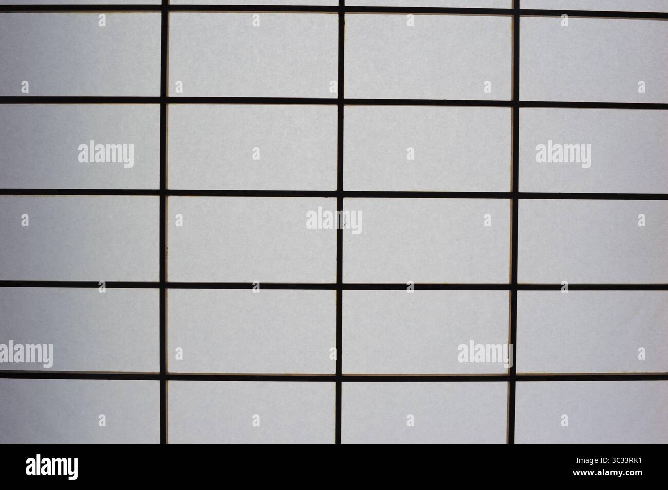 Rechteckiger und quadratischer Fensterrahmen aus japanischem Shoji-Papier mit Trennwänden mit Licht in Japan Stockfoto