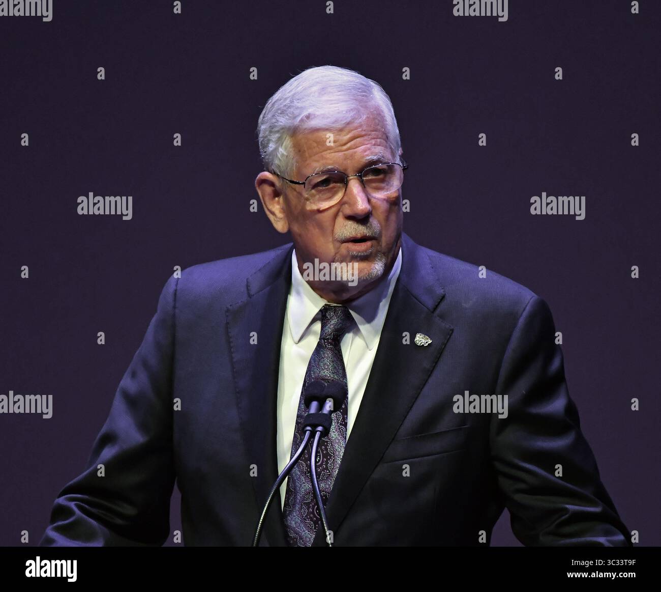 September 2019, Manhattan, Kansas, USA: Manhattan, Kansas, USA, 6. September 2019. Richard Myers, Präsident der Kansas State University, stellt den US-Außenminister Mike Pompeo bei der ersten Landon Lecture dieses Schuljahres heute in vor (Bild: © Mark Reinstein/ZUMA Wire) Stockfoto