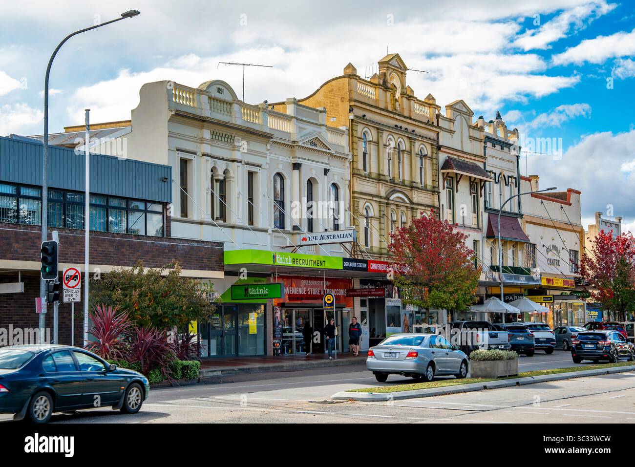 Verkehr auf der geteilten Hauptstraße der Regionalstadt Goulburn in New South Wales, Australien Stockfoto