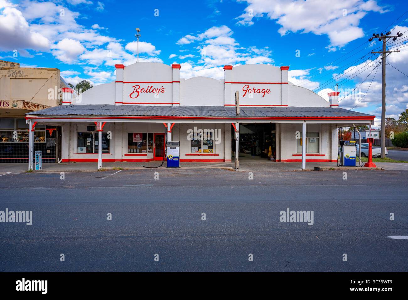 Bailey's Garage in Gunning, New South Wales, Australien, ist seit dem Ersten Weltkrieg in Betrieb und liefert heute Elektrofahrzeuge zusammen mit traditionellem EISKRAFTSTOFF Stockfoto
