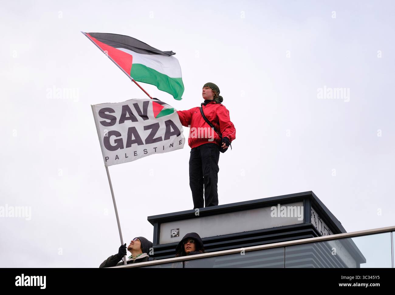 Brüssel, 26. Januar 2025: Demonstration in Solidarität mit dem palästinensischen Volk für einen Waffenstillstand im Gazastreifen und im Libanon. Demonstranten winken Stockfoto