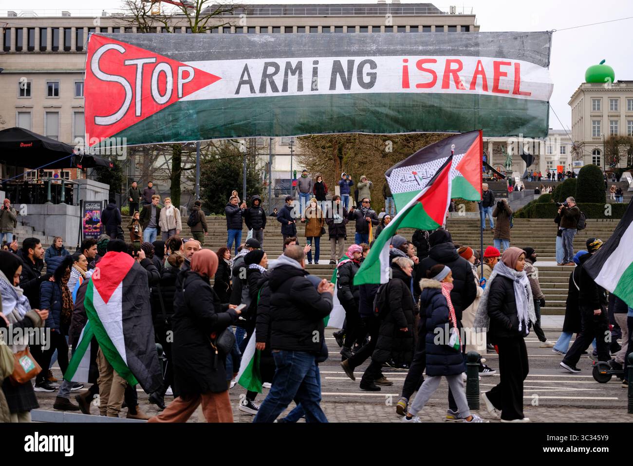 Brüssel, 26. Januar 2025: Demonstration in Solidarität mit dem palästinensischen Volk für einen Waffenstillstand im Gazastreifen und im Libanon. Banner „Beenden Sie Die Scharfschaltung Stockfoto