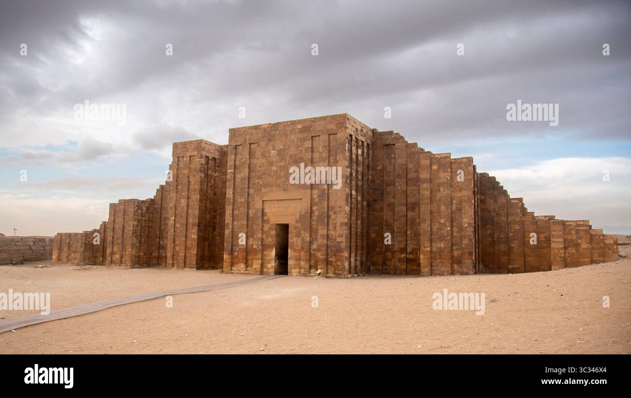 Massive Kalksteinmauer des Stufenpyramidenkomplexes in Sakkara, Teil der antiken Nekropole in der Nähe von Memphis, Ägypten. Stockfoto