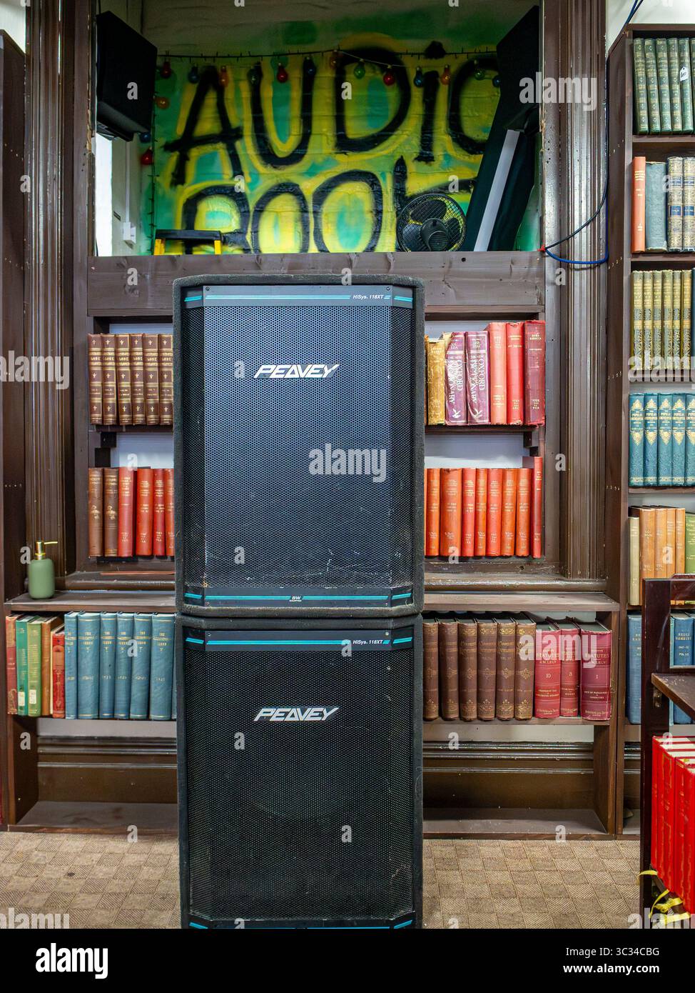 Parkinson's of Southport – „Not Just Any Old Bookshop“ mit drei Etagen und einem Außenbereich mit seltenen Büchern, Muscheln und Sammlerstücken. Stockfoto