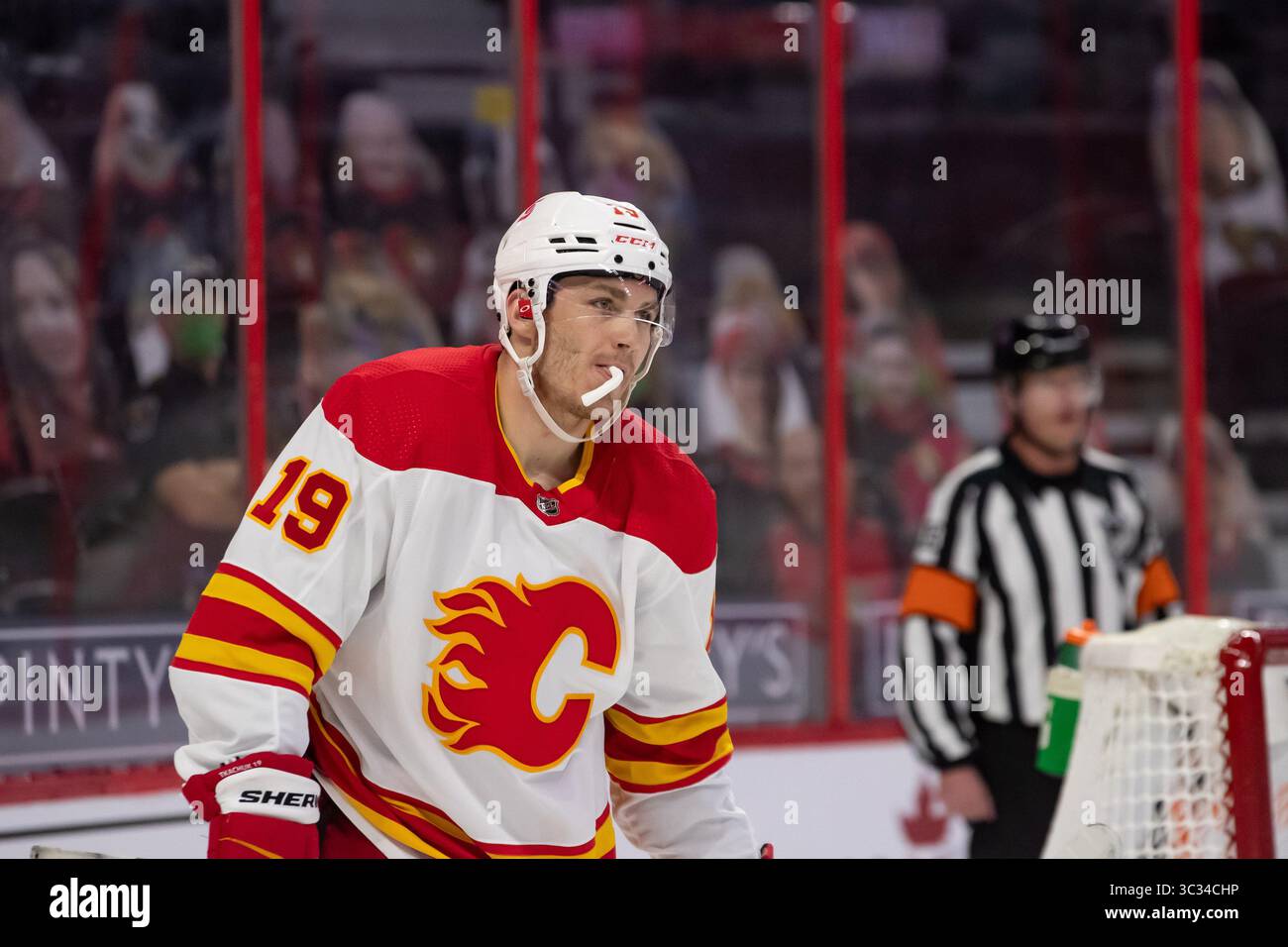 22. März 2021: Matthew Tkachuk (19) während des NHL-Spiels zwischen den Calgary Flames und den Ottawa Senators im Canadian Tire Centre in Ottawa, Kanada. Daniel Lea/CSM.(Kreditbild: &Copy; Daniel Lea/CSM via ZUMA Wire) Stockfoto