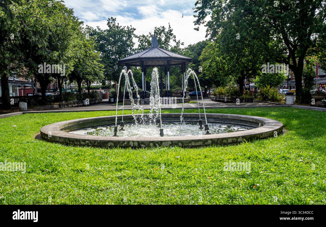 Der Southport Bandstand in den Municipal Gardens (Town Hall Gardens) wurde 1894 mit einem funktionierenden Brunnen erbaut. Stockfoto