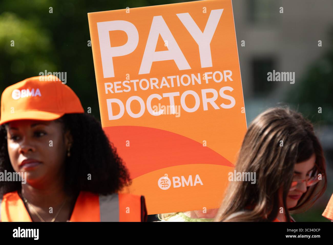 London, Großbritannien. 25. Juli 2025. Ansässige Ärzte, Mitglieder der gewerkschaft British Medical Association (BMA), bilden eine Streiklinie vor dem St. Thomas' Hospital zu Beginn eines fünftägigen Streiks in einem Lohnstreit mit der Labour-Regierung und fordern eine „Gehaltswiederherstellung“. Die Streikenden hoffen, dass ihr Handeln zu Gehältern führen wird, die Inflation und steigende Lebenshaltungskosten widerspiegeln. Quelle: Ron Fassbender/Alamy Live News Stockfoto
