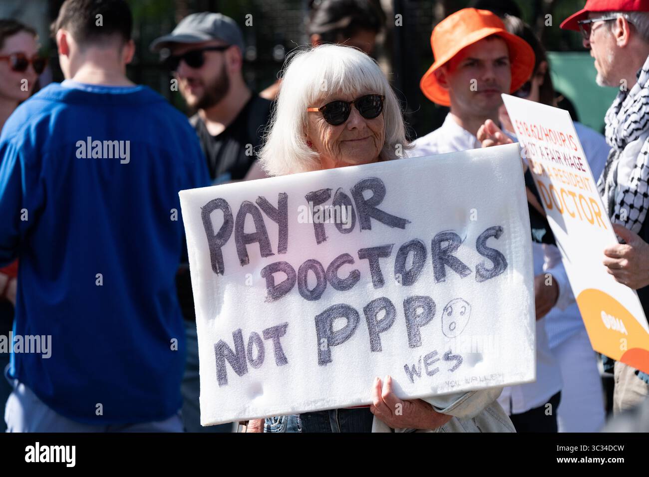 London, Großbritannien. 25. Juli 2025. Ansässige Ärzte, Mitglieder der gewerkschaft British Medical Association (BMA), bilden eine Streiklinie vor dem St. Thomas' Hospital zu Beginn eines fünftägigen Streiks in einem Lohnstreit mit der Labour-Regierung und fordern eine „Gehaltswiederherstellung“. Die Streikenden hoffen, dass ihr Handeln zu Gehältern führen wird, die Inflation und steigende Lebenshaltungskosten widerspiegeln. Quelle: Ron Fassbender/Alamy Live News Stockfoto
