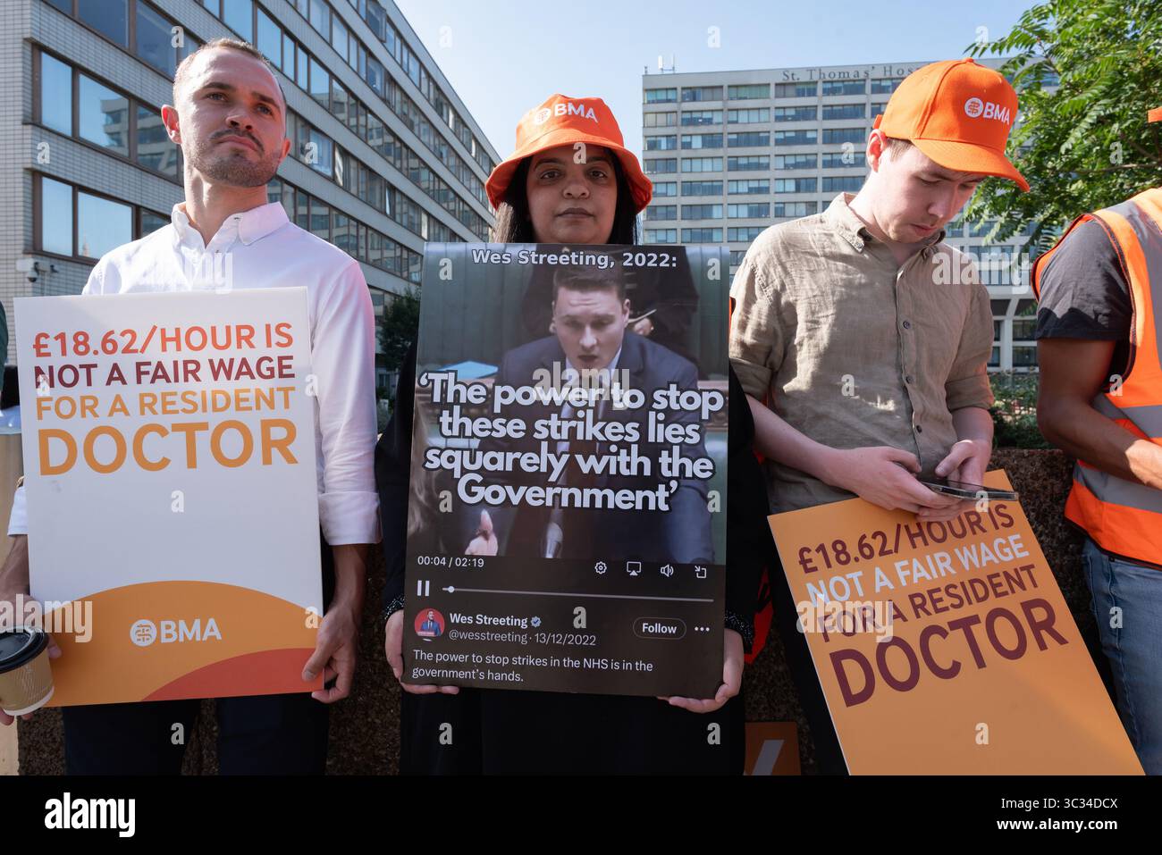 London, Großbritannien. 25. Juli 2025. Ansässige Ärzte, Mitglieder der gewerkschaft British Medical Association (BMA), bilden eine Streiklinie vor dem St. Thomas' Hospital zu Beginn eines fünftägigen Streiks in einem Lohnstreit mit der Labour-Regierung und fordern eine „Gehaltswiederherstellung“. Die Streikenden hoffen, dass ihr Handeln zu Gehältern führen wird, die Inflation und steigende Lebenshaltungskosten widerspiegeln. Quelle: Ron Fassbender/Alamy Live News Stockfoto