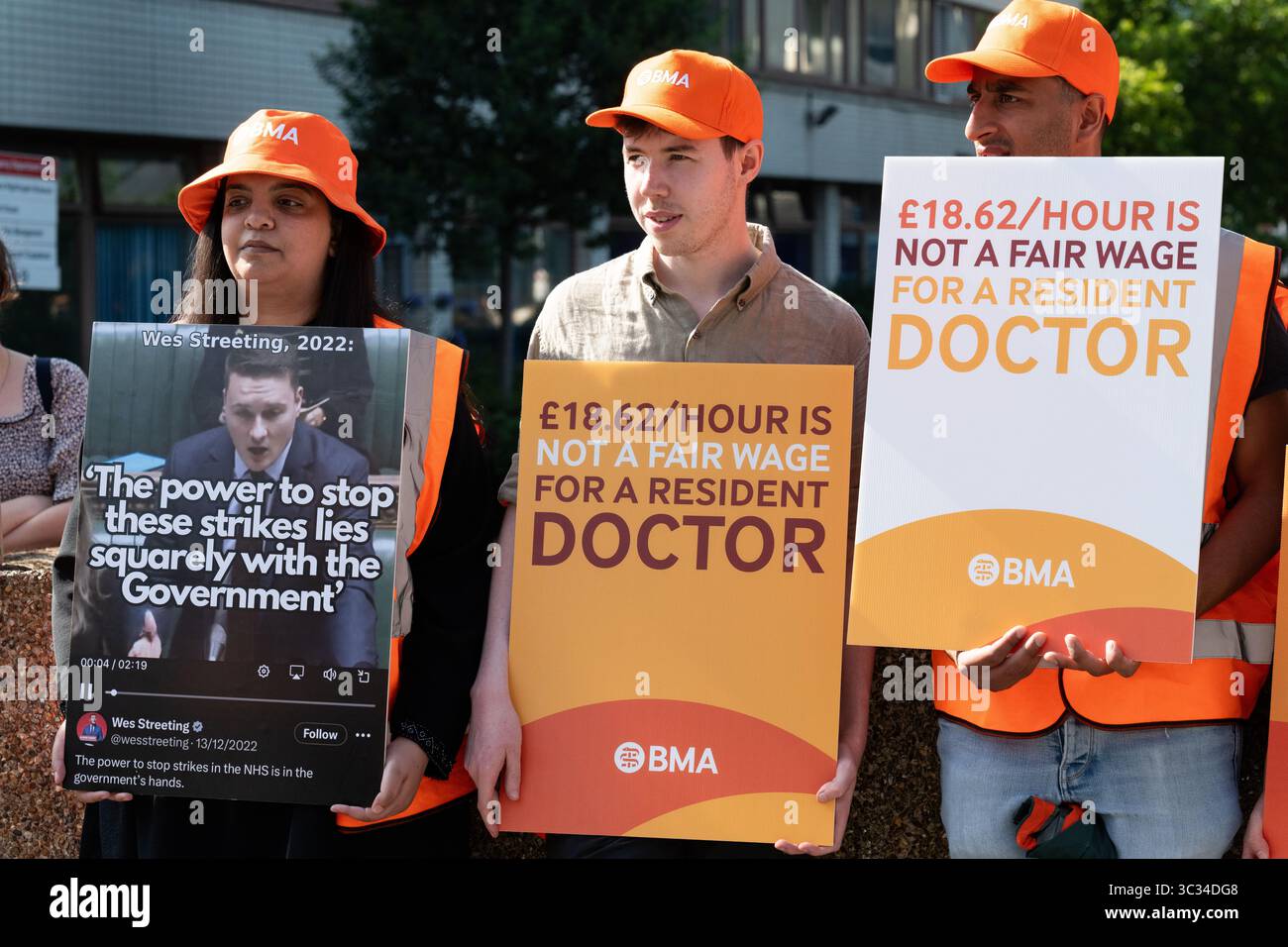 London, Großbritannien. 25. Juli 2025. Ansässige Ärzte, Mitglieder der gewerkschaft British Medical Association (BMA), bilden eine Streiklinie vor dem St. Thomas' Hospital zu Beginn eines fünftägigen Streiks in einem Lohnstreit mit der Labour-Regierung und fordern eine „Gehaltswiederherstellung“. Die Streikenden hoffen, dass ihr Handeln zu Gehältern führen wird, die Inflation und steigende Lebenshaltungskosten widerspiegeln. Quelle: Ron Fassbender/Alamy Live News Stockfoto