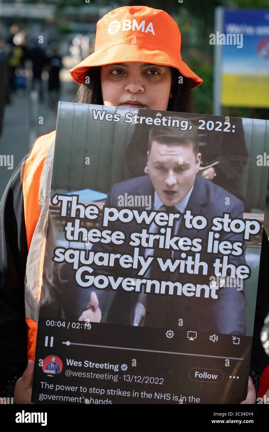 London, Großbritannien. 25. Juli 2025. Ansässige Ärzte, Mitglieder der gewerkschaft British Medical Association (BMA), bilden eine Streiklinie vor dem St. Thomas' Hospital zu Beginn eines fünftägigen Streiks in einem Lohnstreit mit der Labour-Regierung und fordern eine „Gehaltswiederherstellung“. Die Streikenden hoffen, dass ihr Handeln zu Gehältern führen wird, die Inflation und steigende Lebenshaltungskosten widerspiegeln. Quelle: Ron Fassbender/Alamy Live News Stockfoto