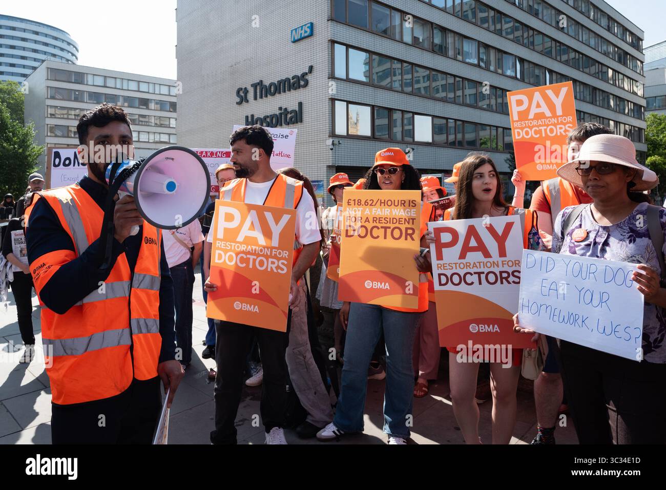 London, Großbritannien. 25. Juli 2025. Ansässige Ärzte, Mitglieder der gewerkschaft British Medical Association (BMA), bilden eine Streiklinie vor dem St. Thomas' Hospital zu Beginn eines fünftägigen Streiks in einem Lohnstreit mit der Labour-Regierung und fordern eine „Gehaltswiederherstellung“. Die Streikenden hoffen, dass ihr Handeln zu Gehältern führen wird, die Inflation und steigende Lebenshaltungskosten widerspiegeln. Quelle: Ron Fassbender/Alamy Live News Stockfoto