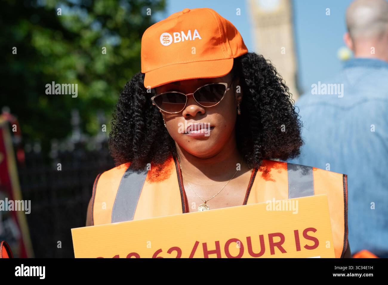 London, Großbritannien. 25. Juli 2025. Ansässige Ärzte, Mitglieder der gewerkschaft British Medical Association (BMA), bilden eine Streiklinie vor dem St. Thomas' Hospital zu Beginn eines fünftägigen Streiks in einem Lohnstreit mit der Labour-Regierung und fordern eine „Gehaltswiederherstellung“. Die Streikenden hoffen, dass ihr Handeln zu Gehältern führen wird, die Inflation und steigende Lebenshaltungskosten widerspiegeln. Quelle: Ron Fassbender/Alamy Live News Stockfoto