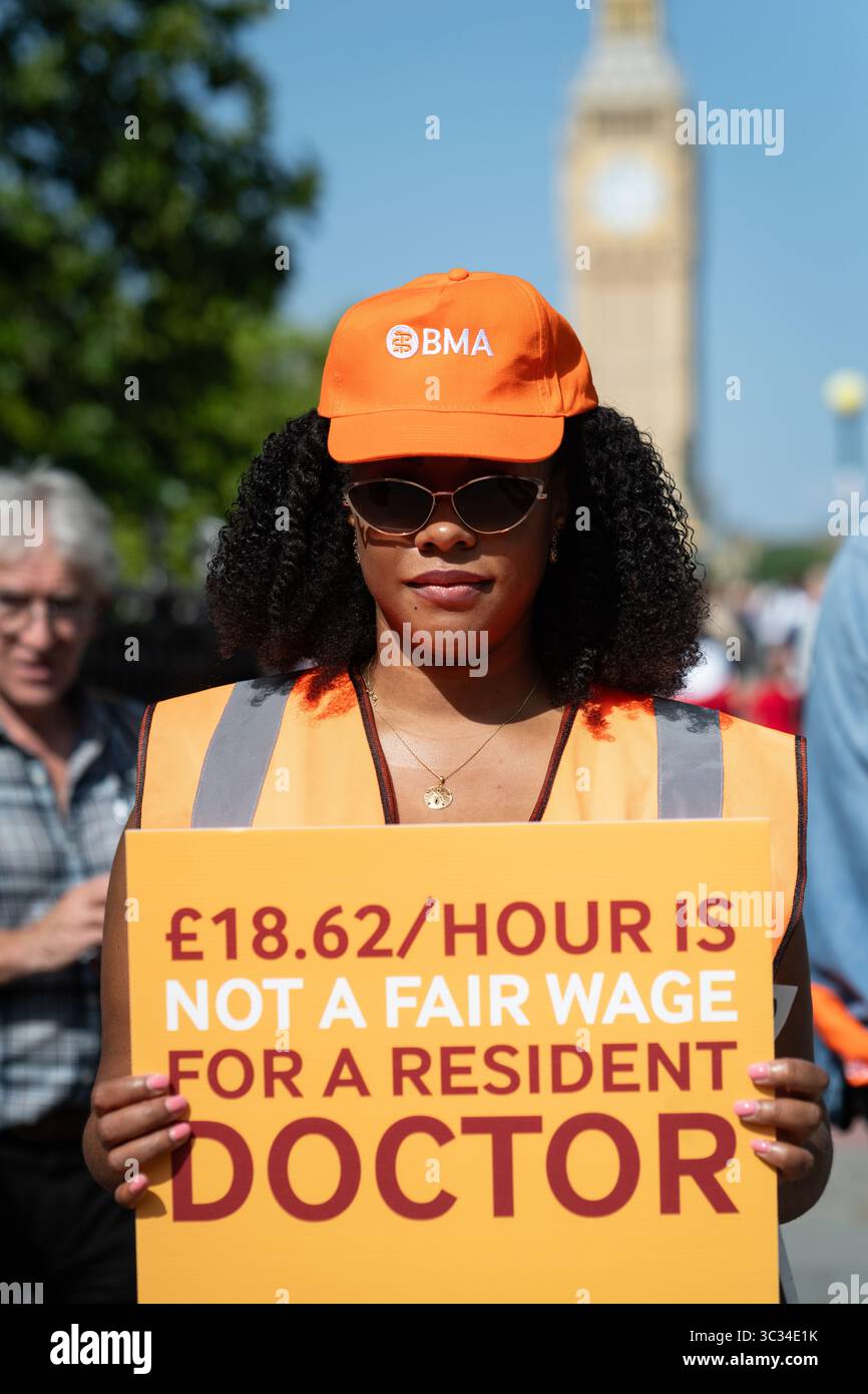 London, Großbritannien. 25. Juli 2025. Ansässige Ärzte, Mitglieder der gewerkschaft British Medical Association (BMA), bilden eine Streiklinie vor dem St. Thomas' Hospital zu Beginn eines fünftägigen Streiks in einem Lohnstreit mit der Labour-Regierung und fordern eine „Gehaltswiederherstellung“. Die Streikenden hoffen, dass ihr Handeln zu Gehältern führen wird, die Inflation und steigende Lebenshaltungskosten widerspiegeln. Quelle: Ron Fassbender/Alamy Live News Stockfoto