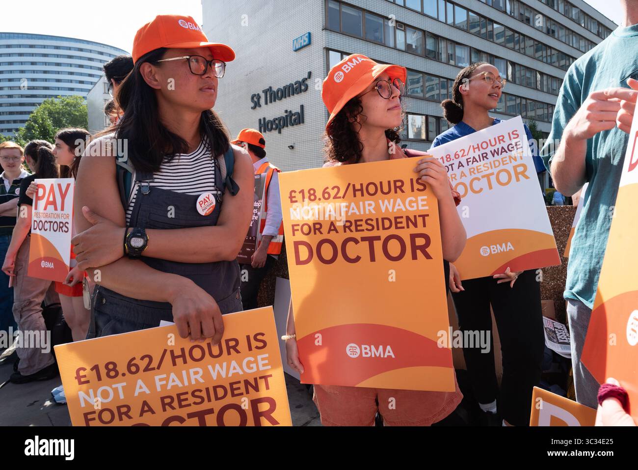 London, Großbritannien. 25. Juli 2025. Ansässige Ärzte, Mitglieder der gewerkschaft British Medical Association (BMA), bilden eine Streiklinie vor dem St. Thomas' Hospital zu Beginn eines fünftägigen Streiks in einem Lohnstreit mit der Labour-Regierung und fordern eine „Gehaltswiederherstellung“. Die Streikenden hoffen, dass ihr Handeln zu Gehältern führen wird, die Inflation und steigende Lebenshaltungskosten widerspiegeln. Quelle: Ron Fassbender/Alamy Live News Stockfoto