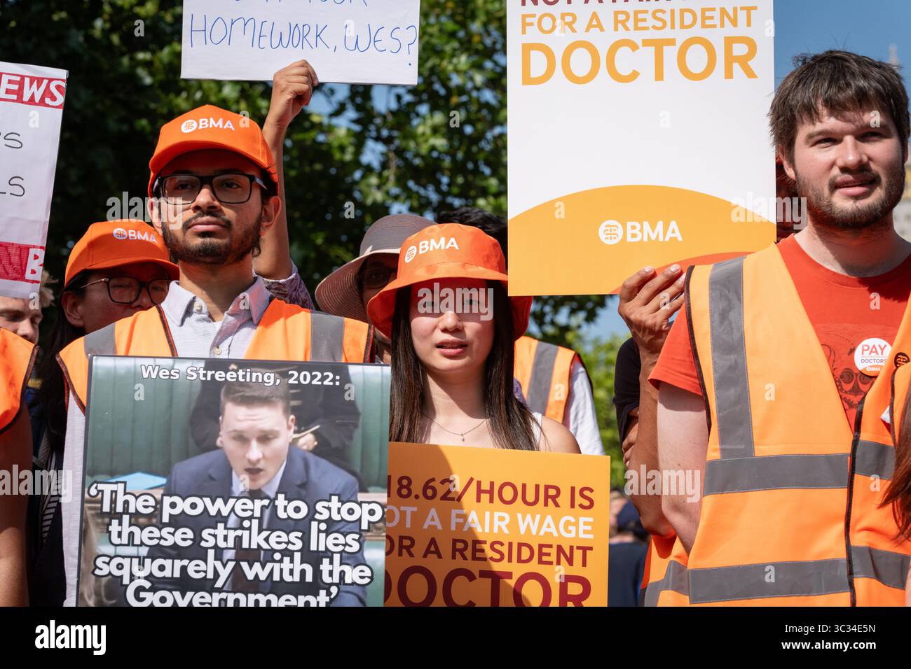 London, Großbritannien. 25. Juli 2025. Ansässige Ärzte, Mitglieder der gewerkschaft British Medical Association (BMA), bilden eine Streiklinie vor dem St. Thomas' Hospital zu Beginn eines fünftägigen Streiks in einem Lohnstreit mit der Labour-Regierung und fordern eine „Gehaltswiederherstellung“. Die Streikenden hoffen, dass ihr Handeln zu Gehältern führen wird, die Inflation und steigende Lebenshaltungskosten widerspiegeln. Quelle: Ron Fassbender/Alamy Live News Stockfoto