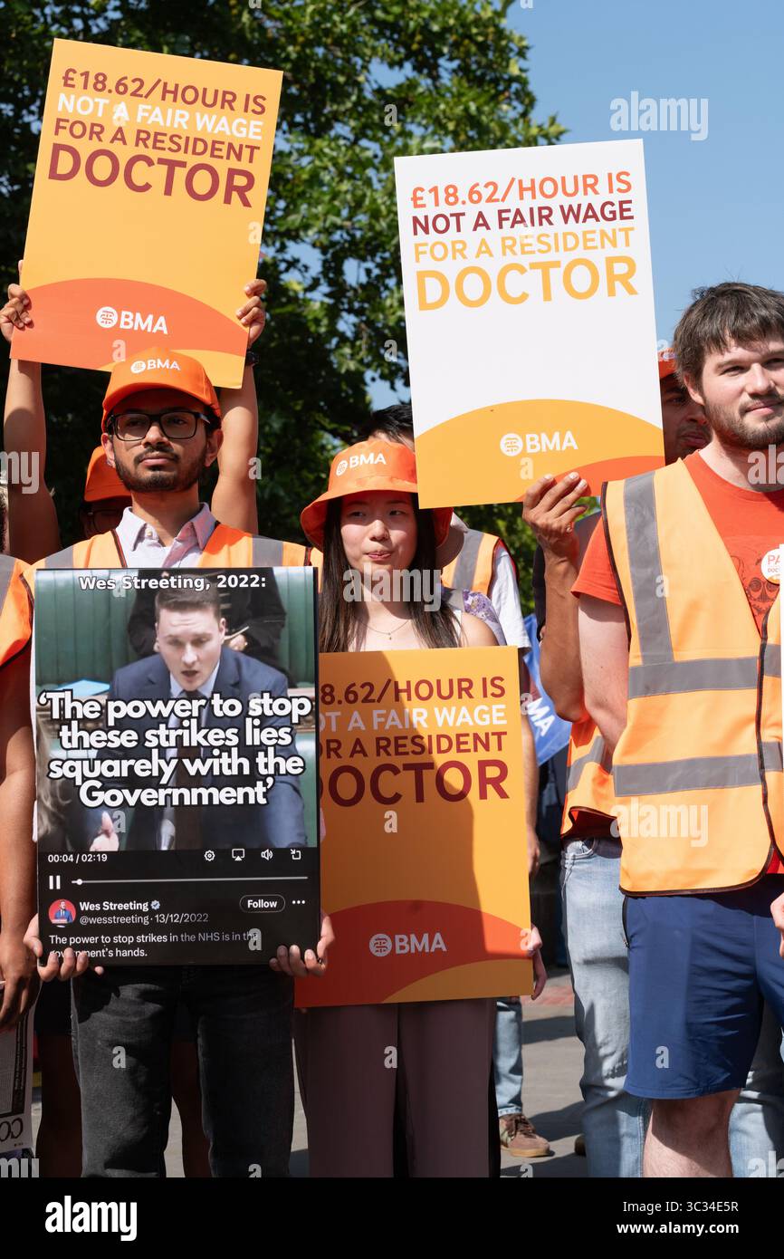 London, Großbritannien. 25. Juli 2025. Ansässige Ärzte, Mitglieder der gewerkschaft British Medical Association (BMA), bilden eine Streiklinie vor dem St. Thomas' Hospital zu Beginn eines fünftägigen Streiks in einem Lohnstreit mit der Labour-Regierung und fordern eine „Gehaltswiederherstellung“. Die Streikenden hoffen, dass ihr Handeln zu Gehältern führen wird, die Inflation und steigende Lebenshaltungskosten widerspiegeln. Quelle: Ron Fassbender/Alamy Live News Stockfoto