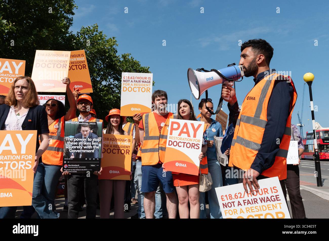 London, Großbritannien. 25. Juli 2025. Ansässige Ärzte, Mitglieder der gewerkschaft British Medical Association (BMA), bilden eine Streiklinie vor dem St. Thomas' Hospital zu Beginn eines fünftägigen Streiks in einem Lohnstreit mit der Labour-Regierung und fordern eine „Gehaltswiederherstellung“. Die Streikenden hoffen, dass ihr Handeln zu Gehältern führen wird, die Inflation und steigende Lebenshaltungskosten widerspiegeln. Quelle: Ron Fassbender/Alamy Live News Stockfoto