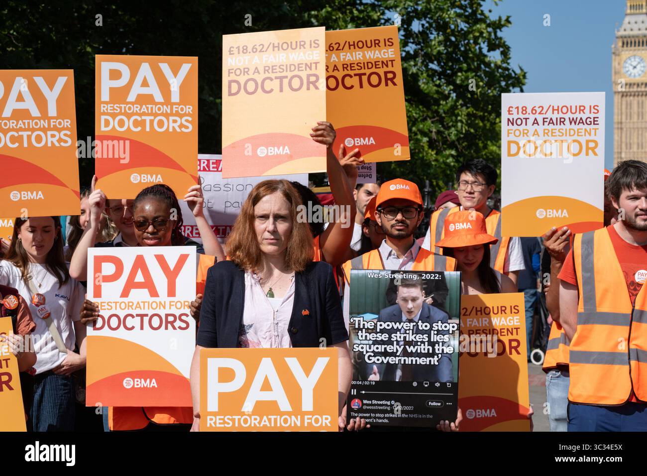 London, Großbritannien. 25. Juli 2025. Ansässige Ärzte, Mitglieder der gewerkschaft British Medical Association (BMA), bilden eine Streiklinie vor dem St. Thomas' Hospital zu Beginn eines fünftägigen Streiks in einem Lohnstreit mit der Labour-Regierung und fordern eine „Gehaltswiederherstellung“. Die Streikenden hoffen, dass ihr Handeln zu Gehältern führen wird, die Inflation und steigende Lebenshaltungskosten widerspiegeln. Quelle: Ron Fassbender/Alamy Live News Stockfoto