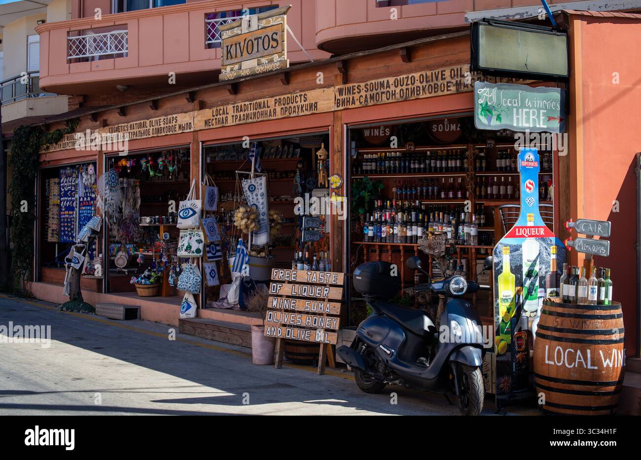 Traditioneller Wein- und Souvenirladen in Embonas, Rhodos, Griechenland – lokale Produkte, Ouzo, Souma und Olivenöl Stockfoto