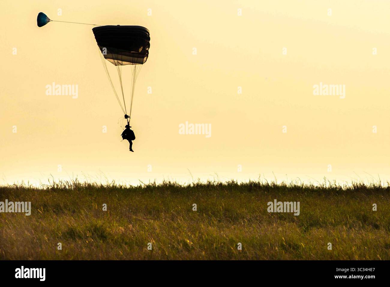 9. März 2021: Okinawa, Japan: Die US-Marines mit dem 3. Aufklärungsbataillon, 3. Marine Division, führen während des Castaway 21,1 am 9. März 2021 einen freien Fall auf IE Shima, Okinawa, Japan durch. Die Übung demonstrierte die Fähigkeit der Marine Corpsâ€™, sich mit der gemeinsamen Truppe zu integrieren, um wichtige maritime Gebiete zu erobern und zu verteidigen, eine nachhaltige Unterschrift zu gewährleisten und Präzisionsfeuer mit großer Reichweite durchzuführen, um Marineoperationen von einer Expeditionsbasis aus zu unterstützen. (Kreditbild: © U.S. Marines/ZUMA Wire/ZUMAPRESS.com) Stockfoto