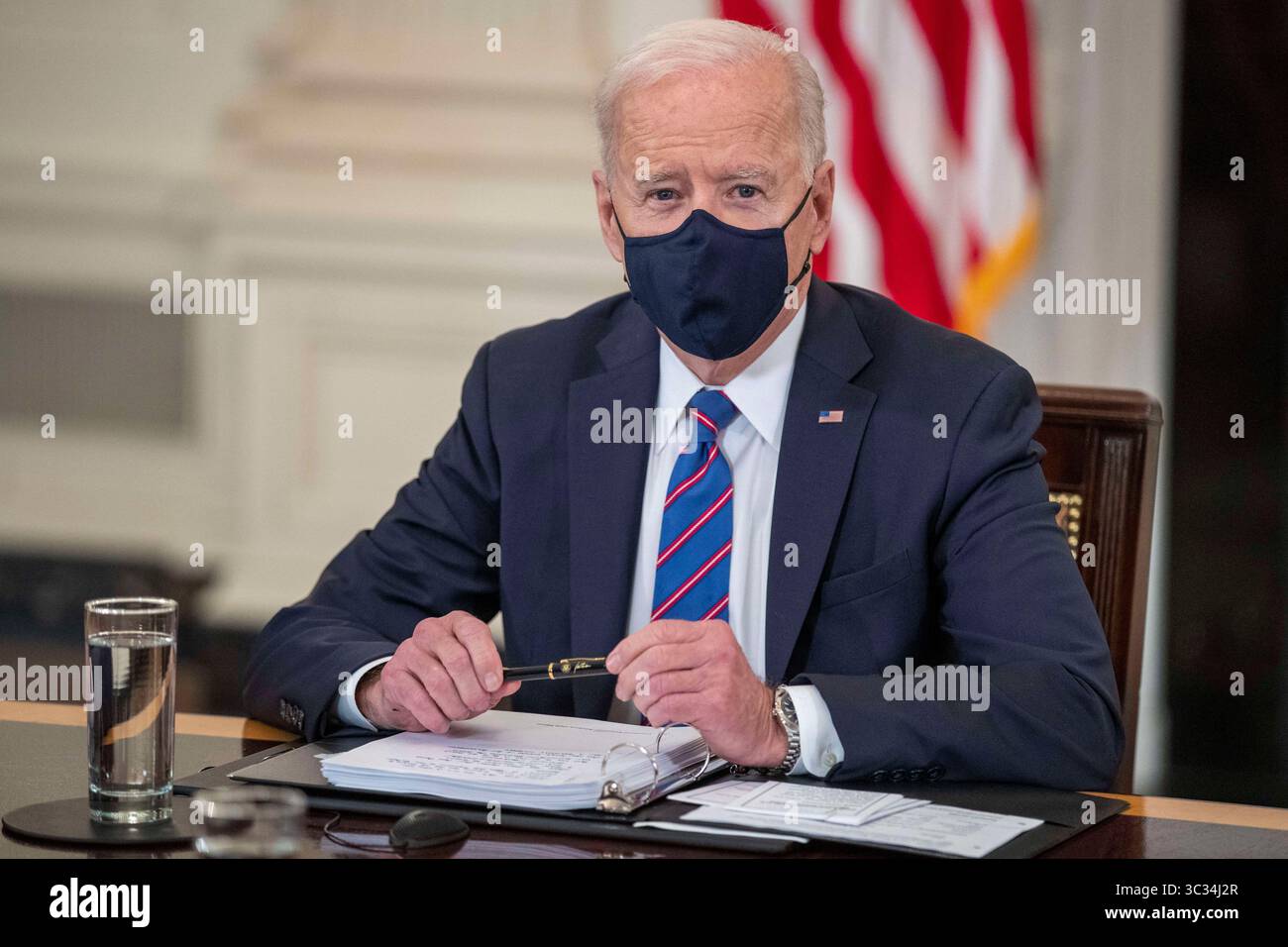 24. März 2021, Washington, District of Columbia, USA: US-Präsident Joe Biden hält zusammen mit Vizepräsident Kamala Harris während eines Treffens mit dem Gesundheitsminister Xavier Becerra, dem Minister für Innere Sicherheit Alejandro Mayorkas und den Einwanderungsberatern im Speisesaal des Weißen Hauses in Washington, DC, USA, am 24. März 2021 eine Rede. Präsident Biden sieht sich einem erneuten Zustrom von Migranten an der Grenze zwischen den USA und Mexiko gegenüber, nachdem er seine Politik seit seinem Amtsantritt im Januar geändert hat (Credit Image: © Shawn Thew - Pool via CNP/CNP via ZUMA Wire) Stockfoto