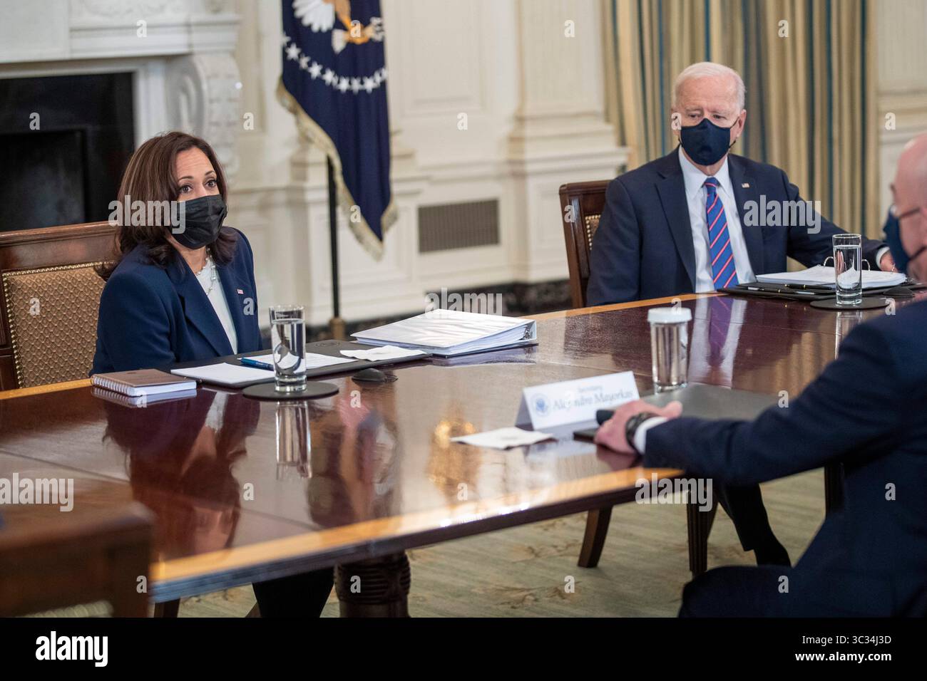 24. März 2021, Washington, District of Columbia, USA: Vizepräsidentin Kamala Harris und US-Präsident Joe Biden halten während eines Treffens mit dem Gesundheitsminister Xavier Becerra, dem Minister für Innere Sicherheit Alejandro Mayorkas und Einwanderungsberatern im Staatssaal des Weißen Hauses in Washington, DC, USA, am 24. März 2021 eine Rede. Präsident Biden sieht sich einem erneuten Zustrom von Migranten an der Grenze zwischen den USA und Mexiko gegenüber, nachdem er seine Politik seit seinem Amtsantritt im Januar geändert hat (Credit Image: © Shawn Thew - Pool via CNP/CNP via ZUMA Wire) Stockfoto